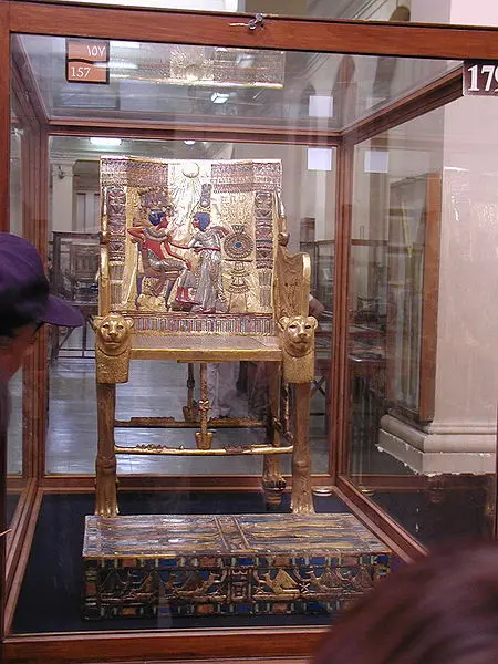 Trono rivestito in oro. Museo egizio del Cairo.