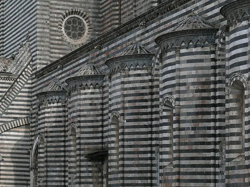 Duomo di Orvieto. Part. dei contrafforti esterni.