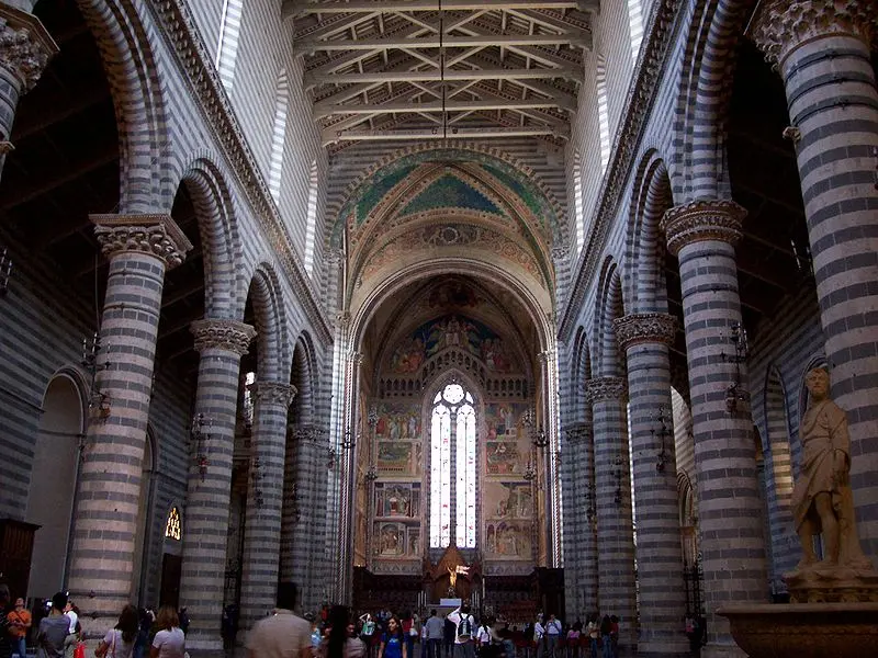Duomo di Orvieto. Veduta dell'interno.
