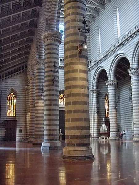 Duomo di Orvieto. Veduta dell'interno verso l'ingresso.