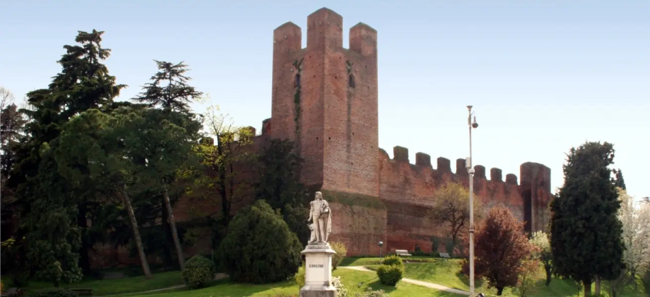 Veduta di Castelfranco Veneto. La cinta muraria e il monumento a Giorgione.