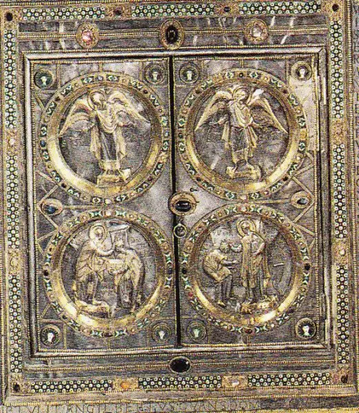 Vuolvinio, Altare di santAmbrogio. Frontone posteriore. La finestra con i medaglioni e la firma di Volvinio.