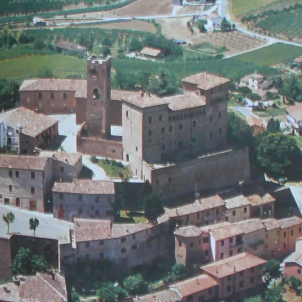 Veduta panoramica di Longiano. Il borgo antico.
