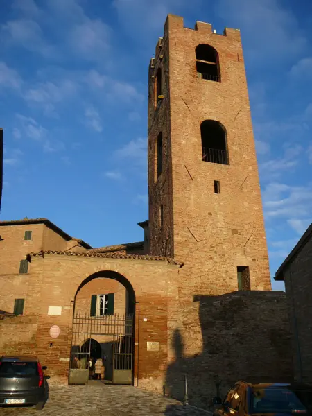 Longiano. Ingresso del Castello Malatestiano. L'arco che permette laccesso alla Piazza Malatestiana.