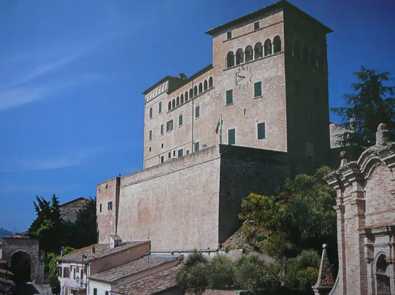 Longiano. Facciata del Castello Malatestiano (sec. XIII).