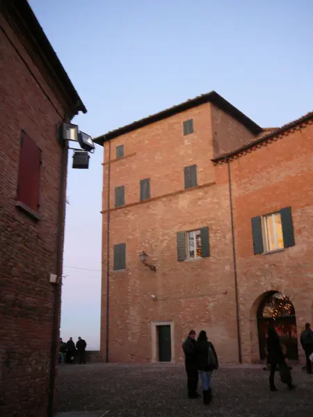 Longiano. Vista della corte interna con vista del mastio del Castello Malatestiano (sec. XIII).