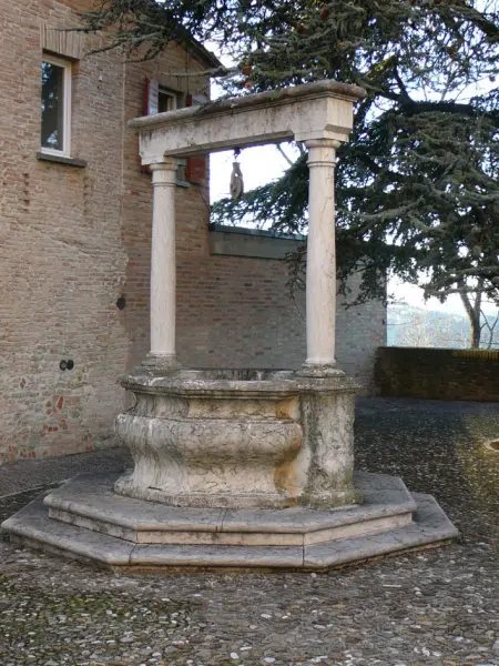 Longiano. Vasca Veneziana  situata nella corte Carlo Malatesta che testimonia il dominio
veneziano (sec. XV)