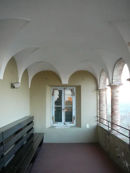 Longiano. Castello Malatestiano (sec. XIII). Veduta della Loggia in cui si apre il corridoio esterno utilizzato come terrazzo panoramico.
