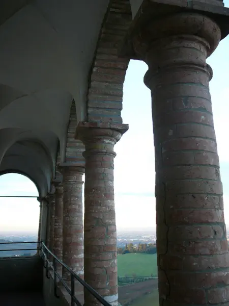 Longiano. Castello Malatestiano (sec. XIII). Vista delle loggette. Part. delle colonne che accusano i segni del tempo        
essendo segnate da varie crepe.