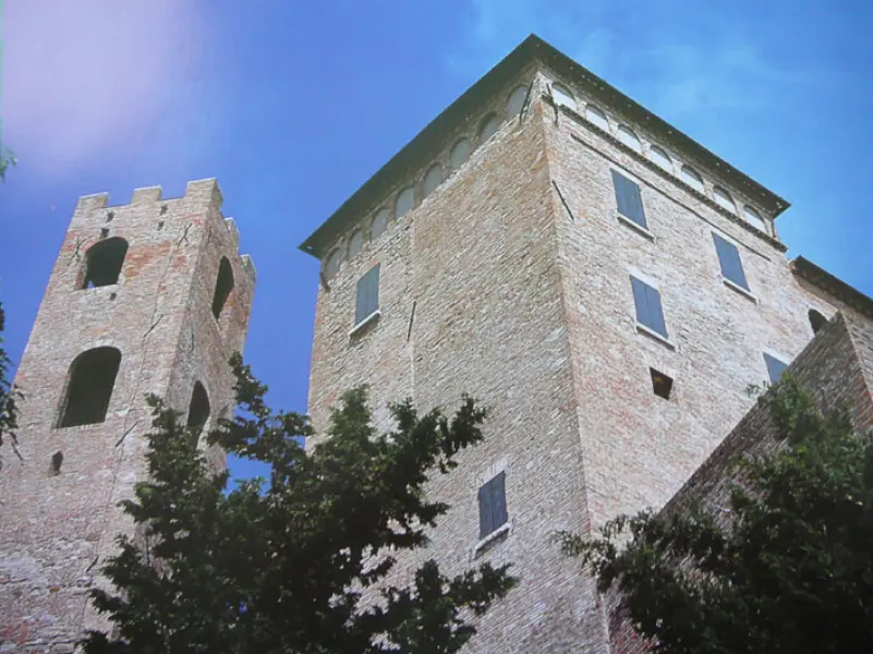 Longiano. Castello Malatestiano. Vista del Mastio dalla Porta del Girone.