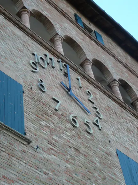 Veduta dellorologio presente in una delle torri del Castello Malatestiano