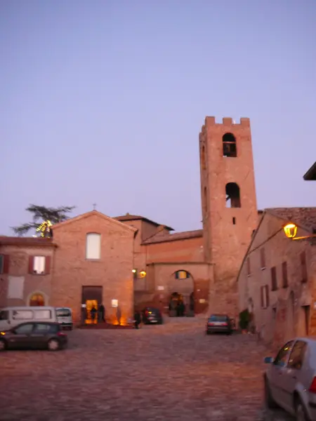 Scorcio sulla Piazza Malatestiana e sullo sfondo lingresso al castello.