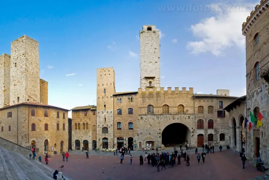 Piazza del Duomo. San Gimignano