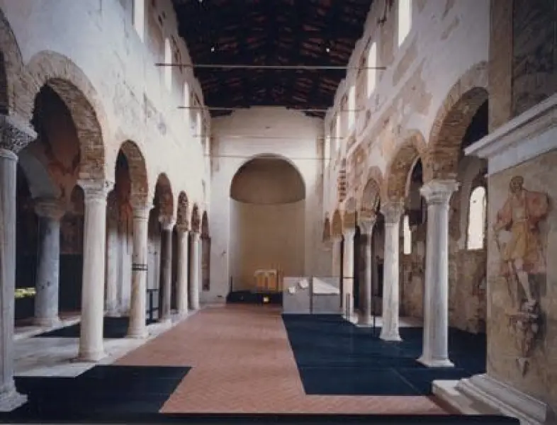 Chiesa di San Salvatore in Santa Giulia. Interno. veduta verso l'altare. Brescia, Complesso di San Salvatore in Santa Giulia.