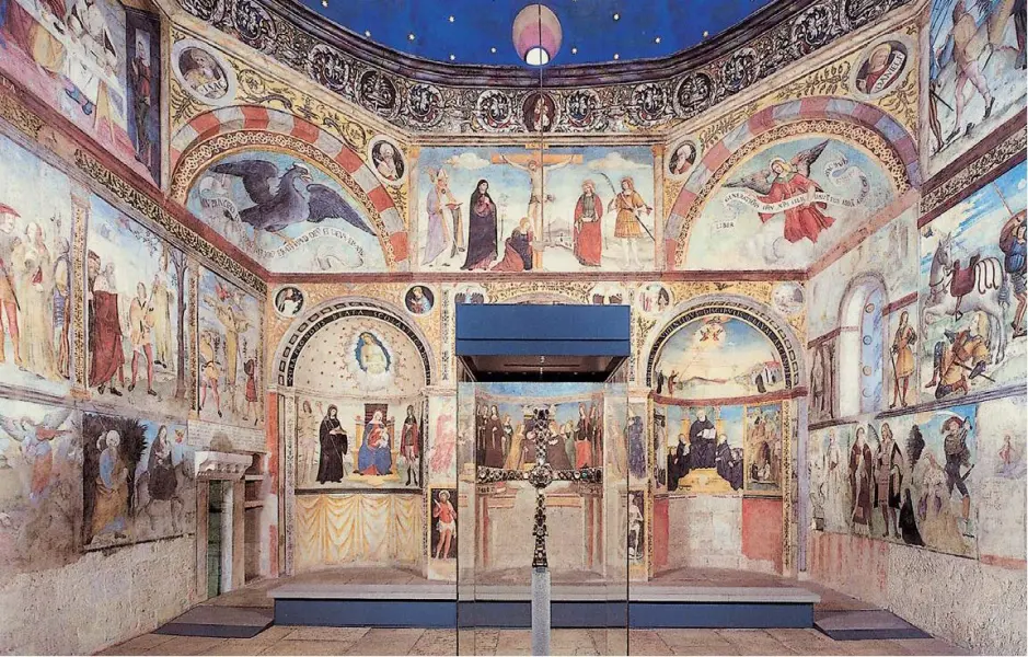 Santa Maria in Solario. XII sec. Aula superiore. Al centro la Croce di Desiderio, VIII-IX sec. Brescia, Complesso di San Salvatore in Santa Giulia.