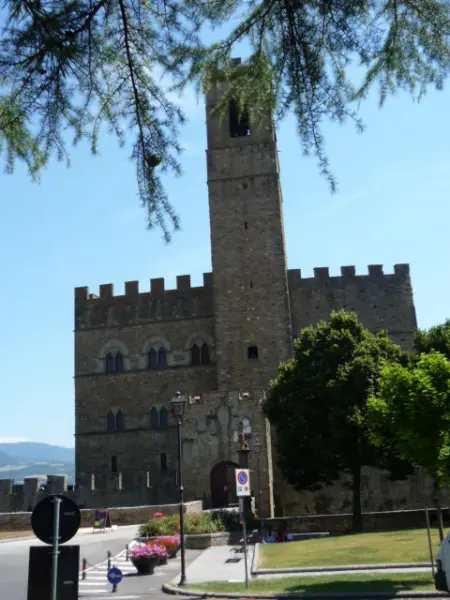 Lapo e Arnolfo di Cambio. Castello dei Conti Guidi. Iniziato nel 1274. Poppi