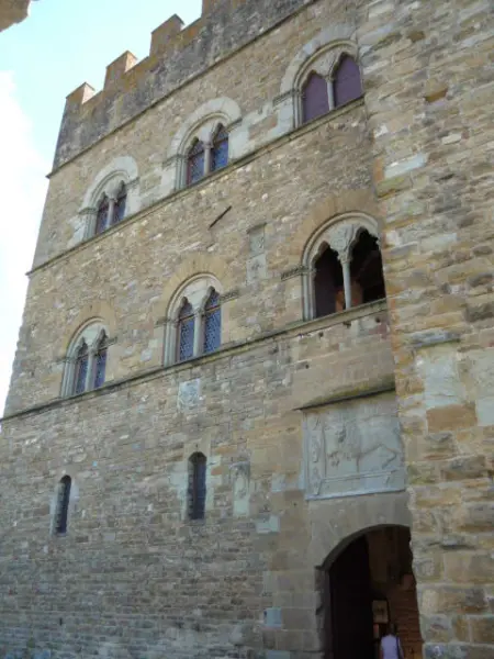 Arnolfo di Cambio. Ala sinistra del Castello dei Conti Guidi. E' visibile anche il rilievo con il Leone sull'ingresso. Poppi.
