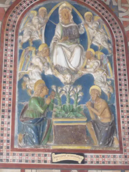 Benedetto Buglioni. Madonna della cintola. Terracotta invetriata. Primi del sec. XVI. Castello dei Conti Guidi. Poppi.
