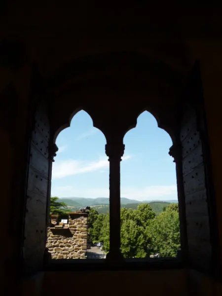 Bifora. Castello dei Conti Guidi. Poppi.