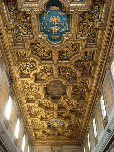 Soffitto a cassettoni (o lacunari) con stemmi del cardinale Scipione Borghese. Roma, San Crisogono (rione Trastevere)