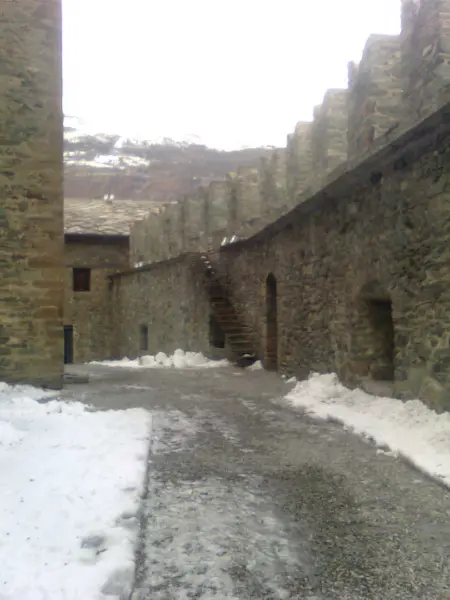 Castello di Fenis. sec. XIII. Cortile interno. Fenis, Aosta