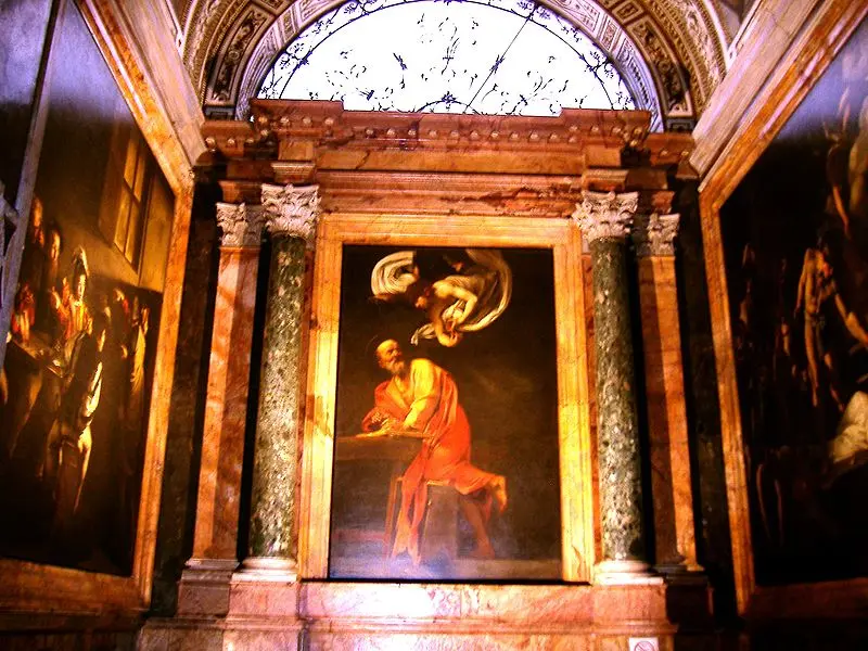 La cappella Contarelli in San Luigi dei Francesi a Roma con i dipinti di Caravaggio. Al Centro San Matteo e l'angelo.
