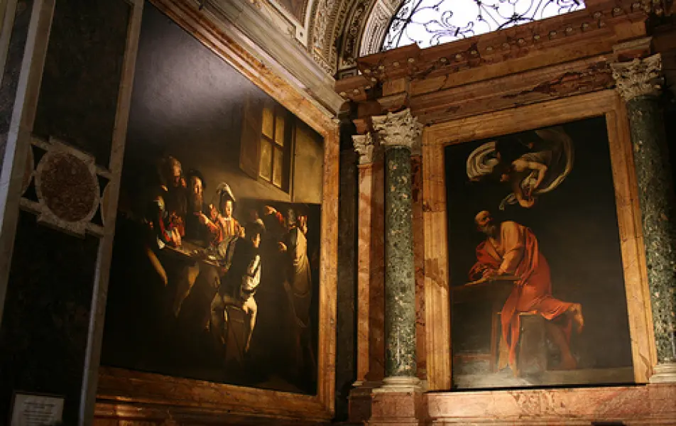 La cappella Contarelli in San Luigi dei Francesi a Roma con i dipinti di Caravaggio. A sinistra la Vocazione di Ssan Matteo.