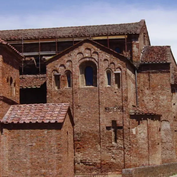 Esterno della chiesa di Santa Maria Maggiore. Dett. Lomello