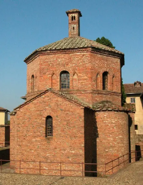 Battistero di San Giovanni ad Fontes. VIII secolo. Esterno. Lomello