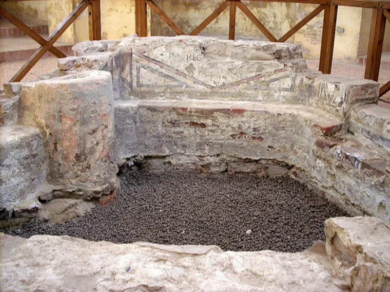 Vasca del Fonte battesimale. Battistero di San Giovanni ad Fontes. VIII secolo.  Lomello