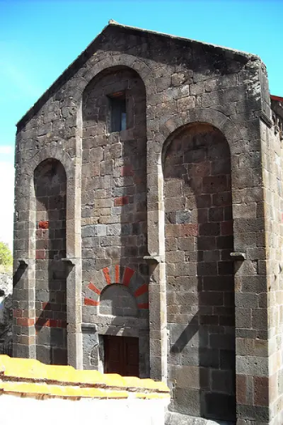 Esempio di archi ciechi su paraste. Facciata della chiesa di Bonarcado (Oristano)