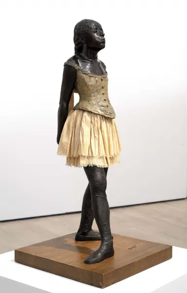 Edgar Degas,Piccola danzatrice di quattordici anni, ca 1880/1881 la cera, ca 1921/1931 la fusione. Bronzo, patina policroma (rossa e nera), tulle, raso, altezza: 98 cm. Parigi, Musée d'Orsay.
