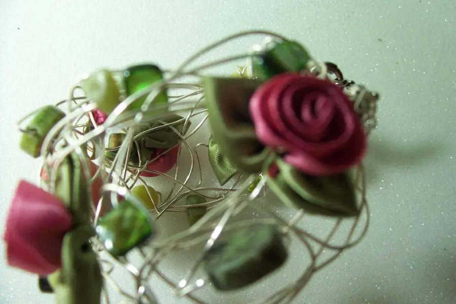 Bracciali batik filo di rame argentato, olivina e madreperla con  romantiche rose e chiusura d'argento.