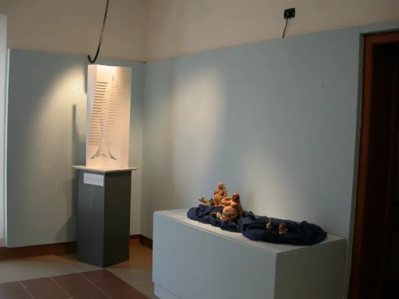 Da sinistra a destra, le opere di Vittorio Presepi e Anna Tazzari.