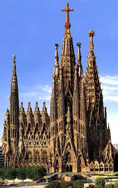 Antoni Gaudì. Sagrada Familia. Iniziata 1883. Veduta d'insieme. Barcellona