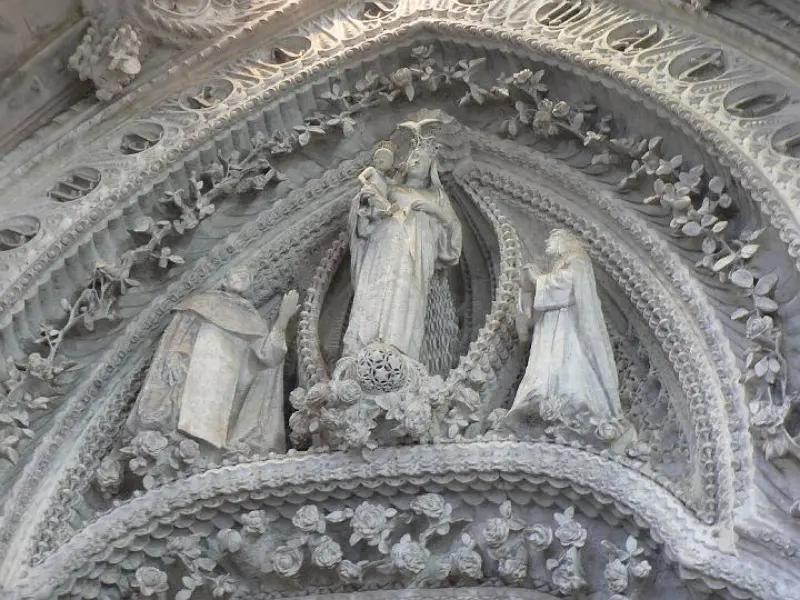 Antoni Gaudì. Sagrada Familia. Iniziata 1883. Lunetta con la Vergine. Barcellona