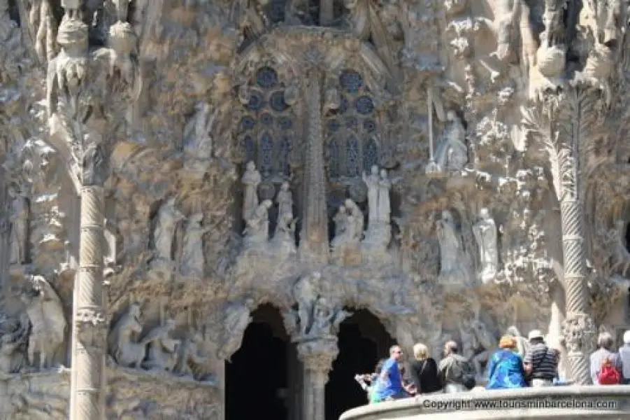 Antoni Gaudì. Sagrada Familia. Iniziata 1883. Decorazione scultorea della Natività. Barcellona