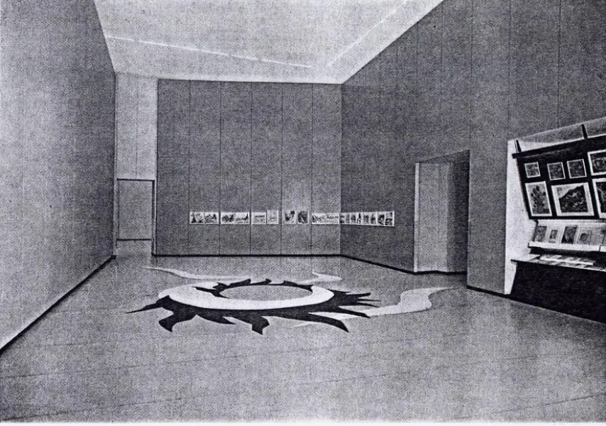 Il foyer della mostra con lenorme girasole del pittore Attilio Rossi,incastonato nel 

pavimento di linoleum.
