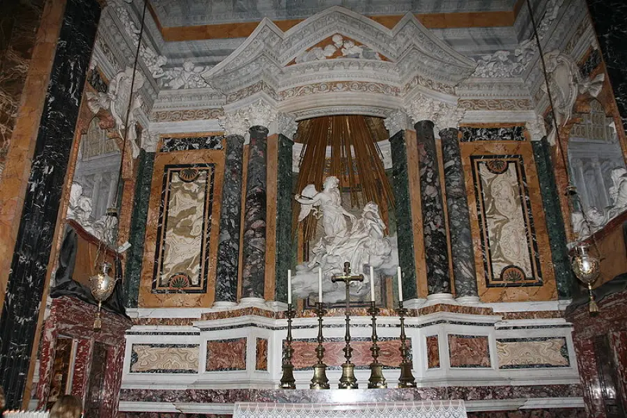 Gianlorenzo Bernini. Cappella Cornaro. 1644-51. Marmi policromi, legno, stucco. Veduta dell'altare con l'edicola. Roma, Santa Maria della Vittoria