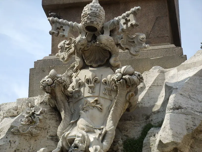 Gianlorenzo Bernini. Fontana dei Quattro Fiumi. 1648-1651. part. Stemma della famiglia Pamphili. Travertino. Roma, piazza Navona