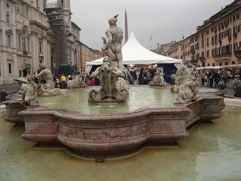 Giacomo della Porta e Bernini. Fontana del Moro 1574-1576 (1654 il gruppo del Moro di Bernini) . Marmo. Roma, piazza Navona.