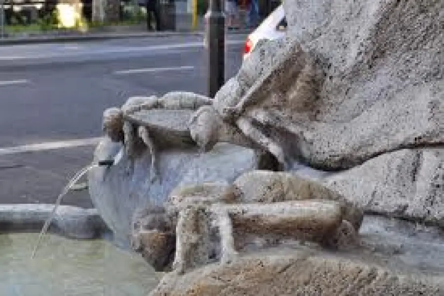 Gianlorenzo Bernini. Fontana delle Api. Part. 1644. Travertino. Roma, piazza Barberini.