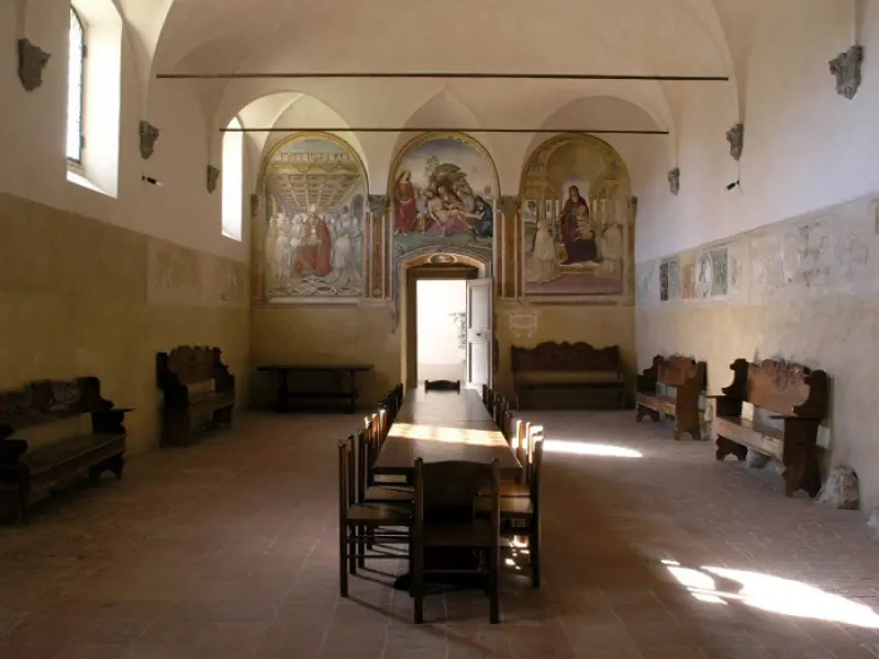Monastero di sant'Anna in  Camprena. Veduta dell'interno del refettorio, verso la parete d'ingresso con gli affreschi di Sodoma