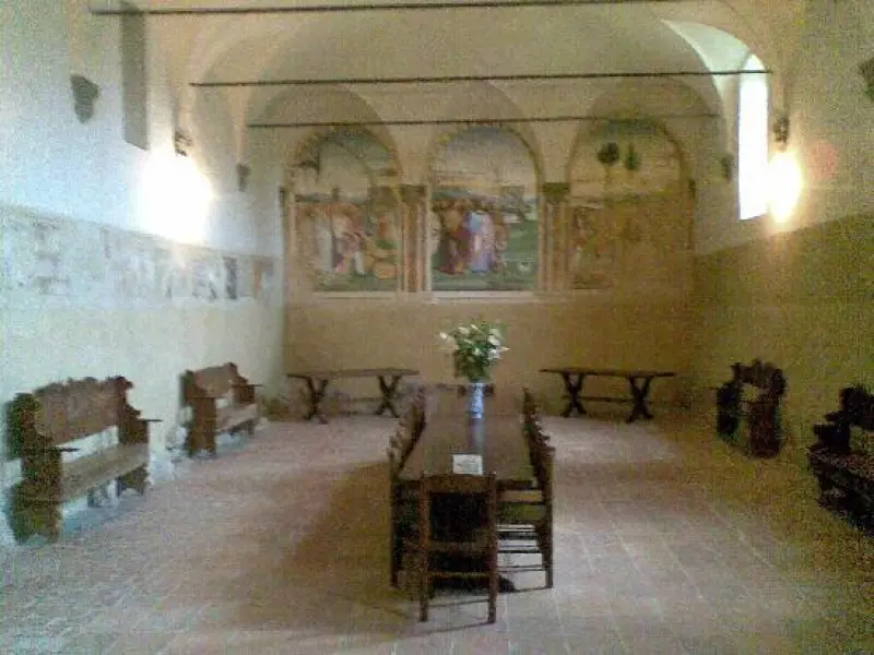 Monastero di sant'Anna in  Camprena. Veduta dell'interno del refettorio, verso la parete di fondo con gli affreschi di Sodoma