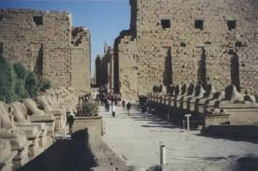 Via dei re e veduta del pilone d'ingresso. Tempio di Amon a Karnak. Luxor