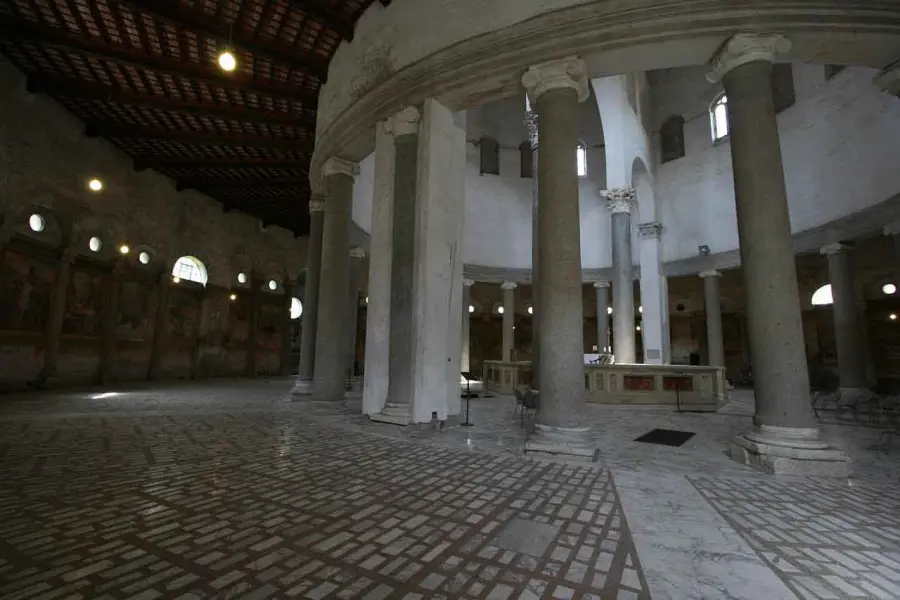 Santo Stefano Rotondo. Iniziata nel V secolo. Interno, veduta del colonnato ionico. Roma.