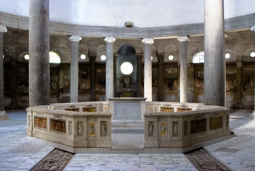 Santo Stefano Rotondo. Iniziata nel V sec. Interno, veduta del vano centrale con l'altare. Roma. (foto di Ronaldo Vescovo)