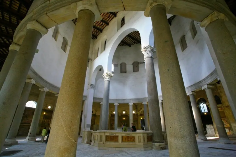Santo Stefano Rotondo. Iniziata nel V sec. Interno, veduta del vano centrale con le arcate. Roma.
