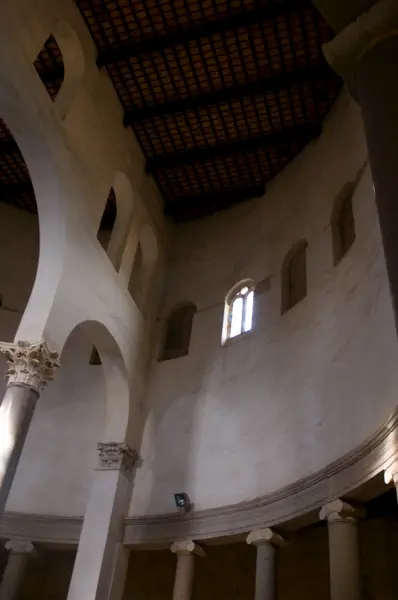 Santo Stefano Rotondo. Iniziata nel V sec. Interno, veduta di una delle bifore rinascimentali. Roma. (foto di Ronaldo Vescovo)