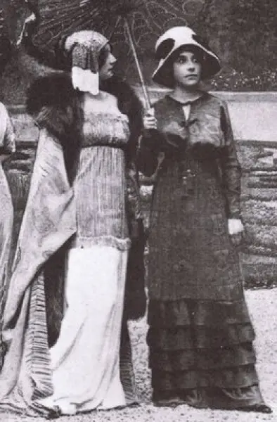 Due abito di Edouard Poiret in una foto d'epoca.